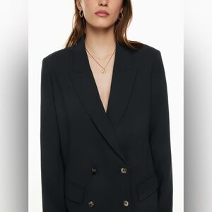 Aritzia Cherrelle Blazer
Double-breasted relaxed blazer SOLD OUT